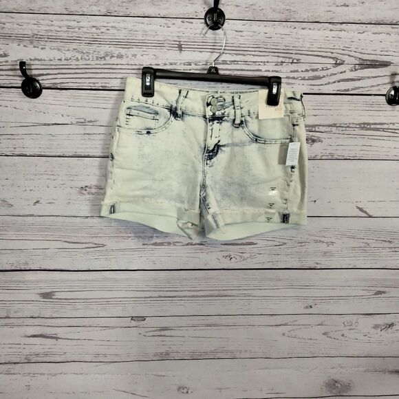 NWT: "SO" woman's shorts.  - Picture 1 of 11